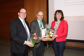 Juliane Vees stellt die Ergebnisse der Landfrauen-Umfrage vor und gibt praktische Tipps zur �ffentlichkeitsarbeit. Daf�r dankten ihr der Vorsitzende Klaus Mugele und Gesch�ftsf�hrer Helmut Bleher (links).