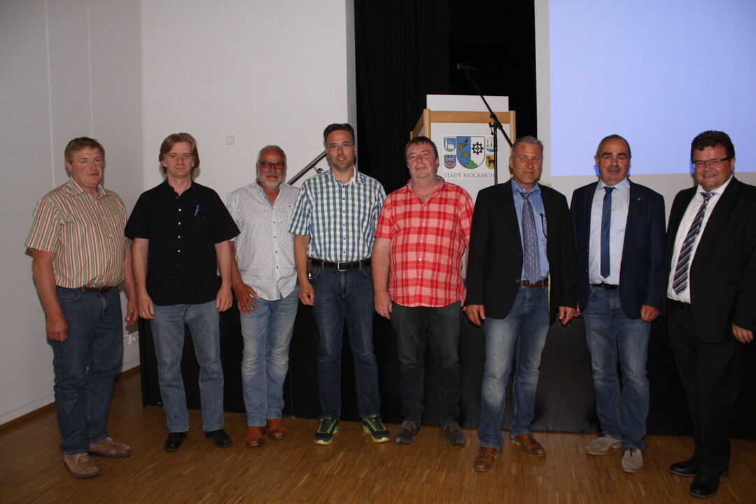 Geschäftsführer Uwe Schöttle (r.) mit den bei den Wahlen einstimmig bestätigten Aufsichtsratsmitgliedern der BAG-Franken v. l. Klemens Walter, Manfred Löser, Eberhard Scheuerle, Rudolf Schönit, Bernd Lauer, dem Vorsitzenden Martin Schwarz und den wiedergewählten Vorstandsvorsitzenden Ralf Krämer.