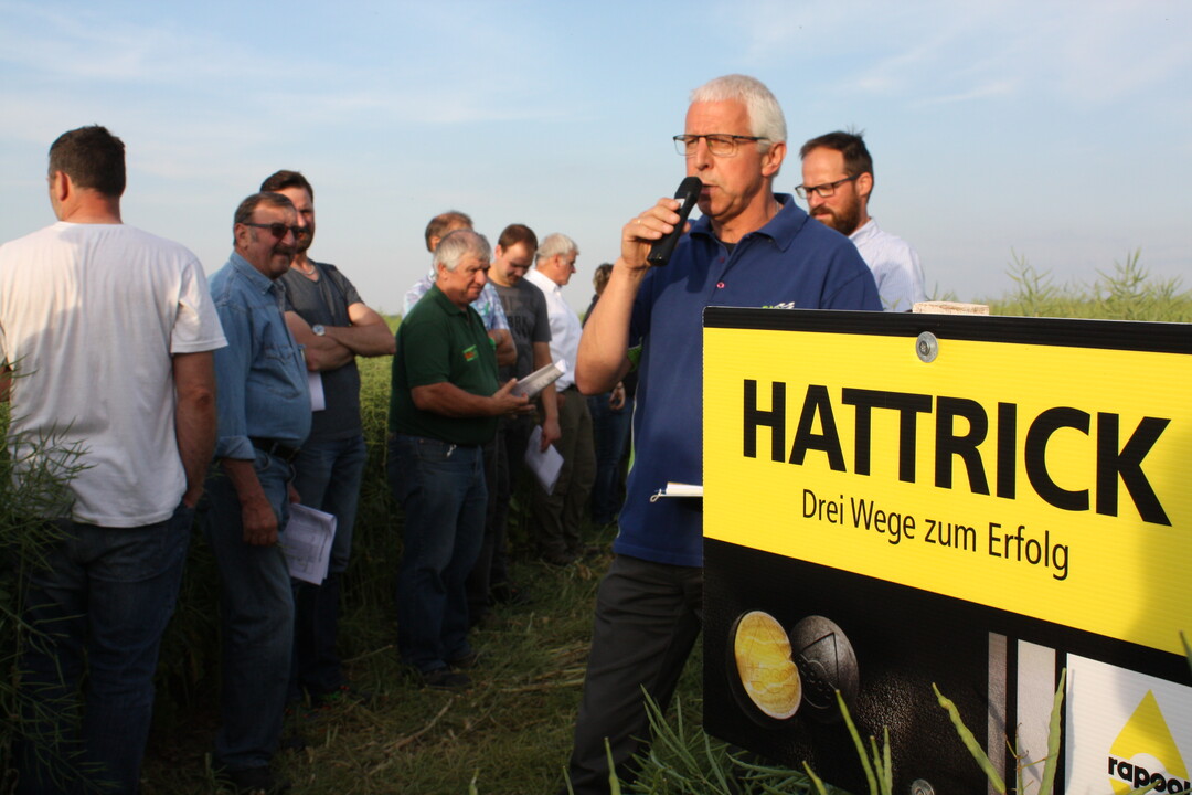 Franz-Josef Dertinger von der Saaten Union steht den Landwirten bei Sortenfragen Rede und Antwort.