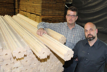 Architekt Ralph Levers (rechts) und Hubertus Hegener-Hachmann mit NATURI-Komponenten. 