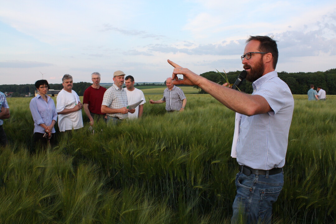 Die f�r die Region passende Pflanzenschutzma�nahme stellt Bayer-Berater Gl�ck hier in der Wintergerste vor