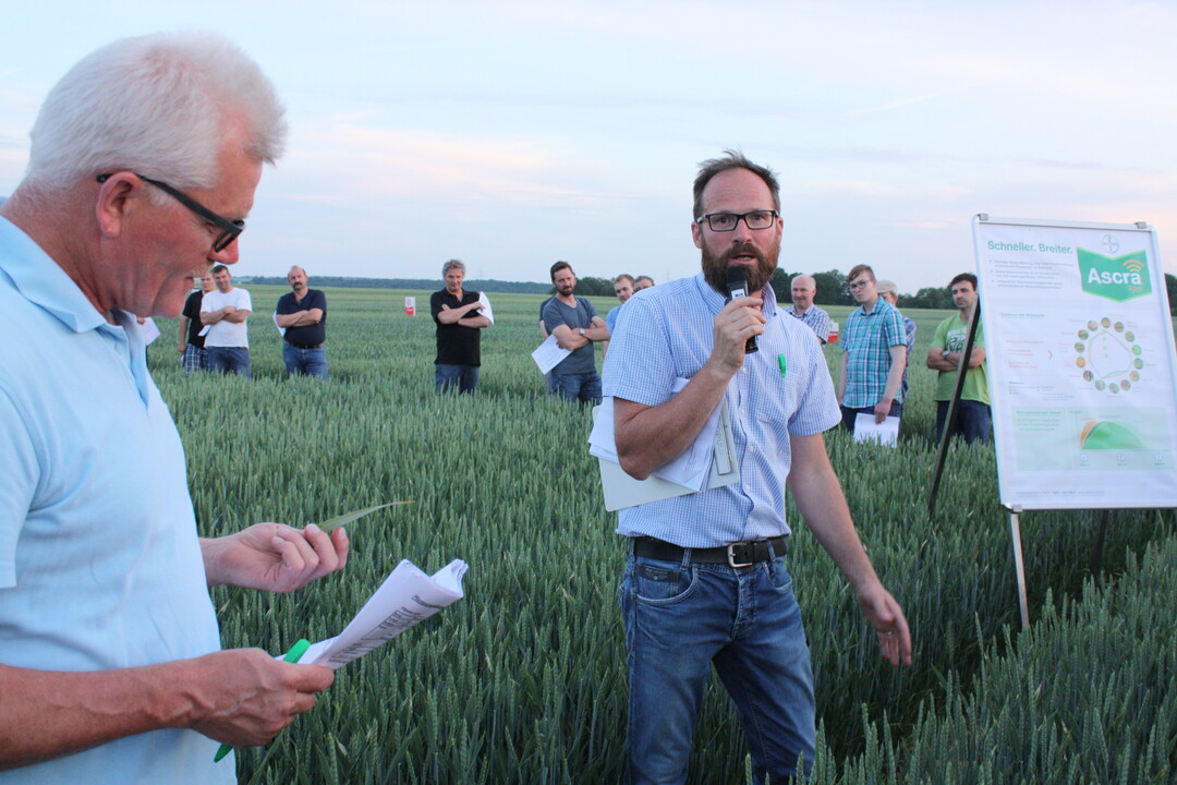 Aufmerksame Zuh�rer und Beobachter findet Berater Rudi Gl�ck (2. v. l.) beim Feldtag in Bronn.