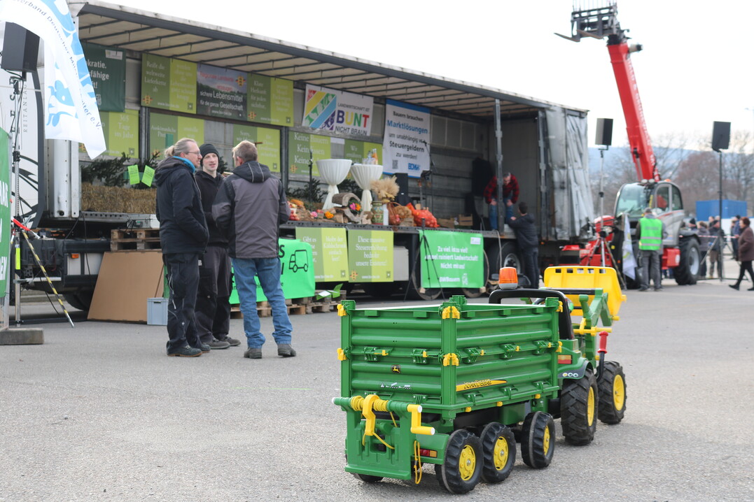 Das Podium war von den Veranstaltern technisch gut vorbereitet worden, sodass die Sprecher auch in den hintersten Reihen zu hören waren.