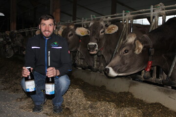 Der Allg�u Hof M�ller liegt bei Bad Wurzach-Starkenhofen im W�rttembergischen Allg�u freistehend auf einem H�gel. Betriebsleiter Michael M�ller setzt mit seinen Braunviehk�hen auf A2-Milch.

