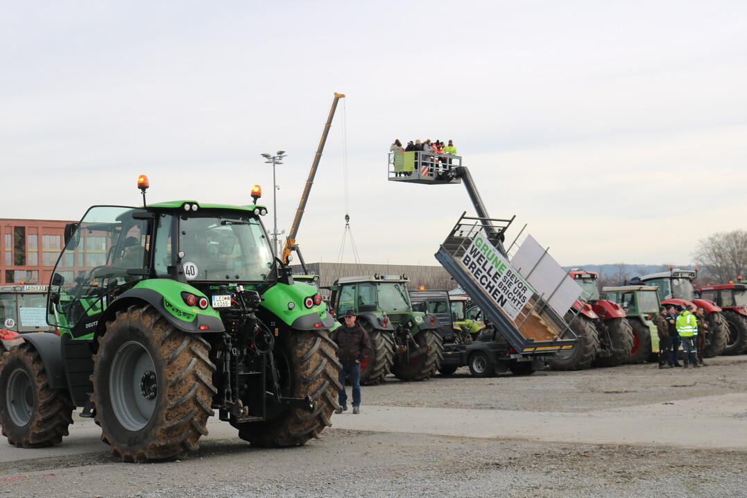 Der Ausblick über die versammelte Menge war ein beliebter Platz unter den Demonstrierenden.