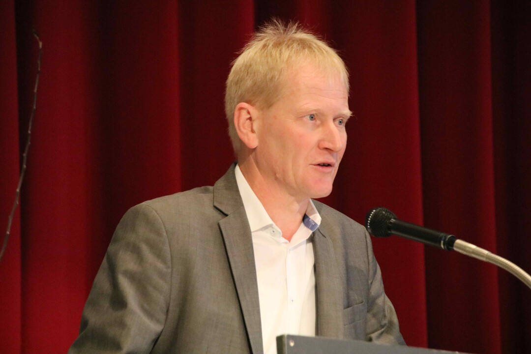 Der Vorsitzende des Bauernverbands Ostalb konnte trotz schlechten Wetterbedingungen in eine vollbesetzte Halle blicken. Die Bauernkundgebung auf dem Kalten Markt hat bei den Landwirten einen hohen Stellenwert.