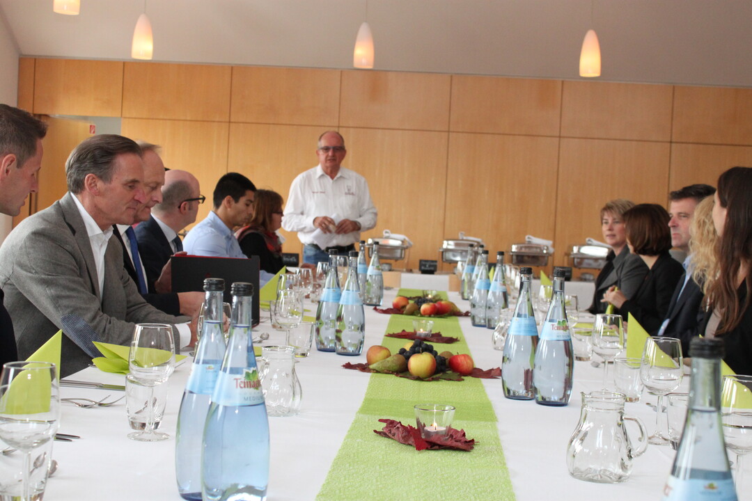 Neben den politischen Themen kosten die G�ste den Fellbacher Wein 