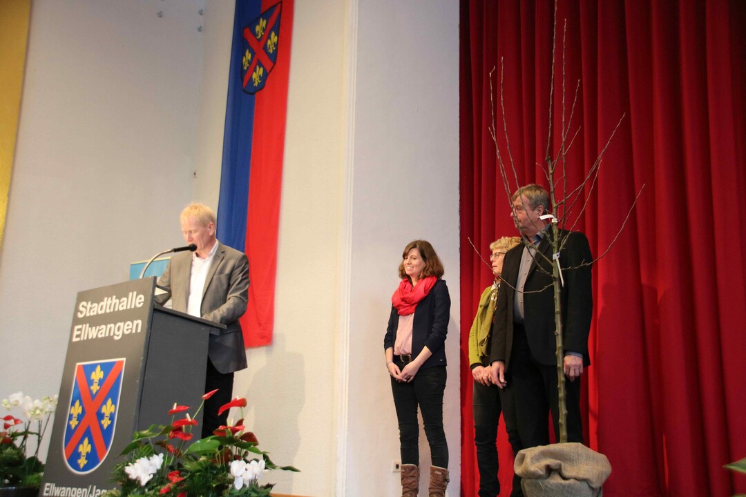 Bereits auf dem Landwirtschaftlichen Hauptfest 2018 in Stuttgart wurde Familie Bosch mit ihrem Betrieb �Agrar und Energie Bosch� in Tannhausen im Ostalbkreis als Ausbildungsbetrieb des Jahres ausgezeichnet. Als Dank f�r die geleistete Arbeit in der Ausbildung des Berufsnachwuchses �berreichte Kreisvorsitzender Hubert Kucher einen Apfelbaum.