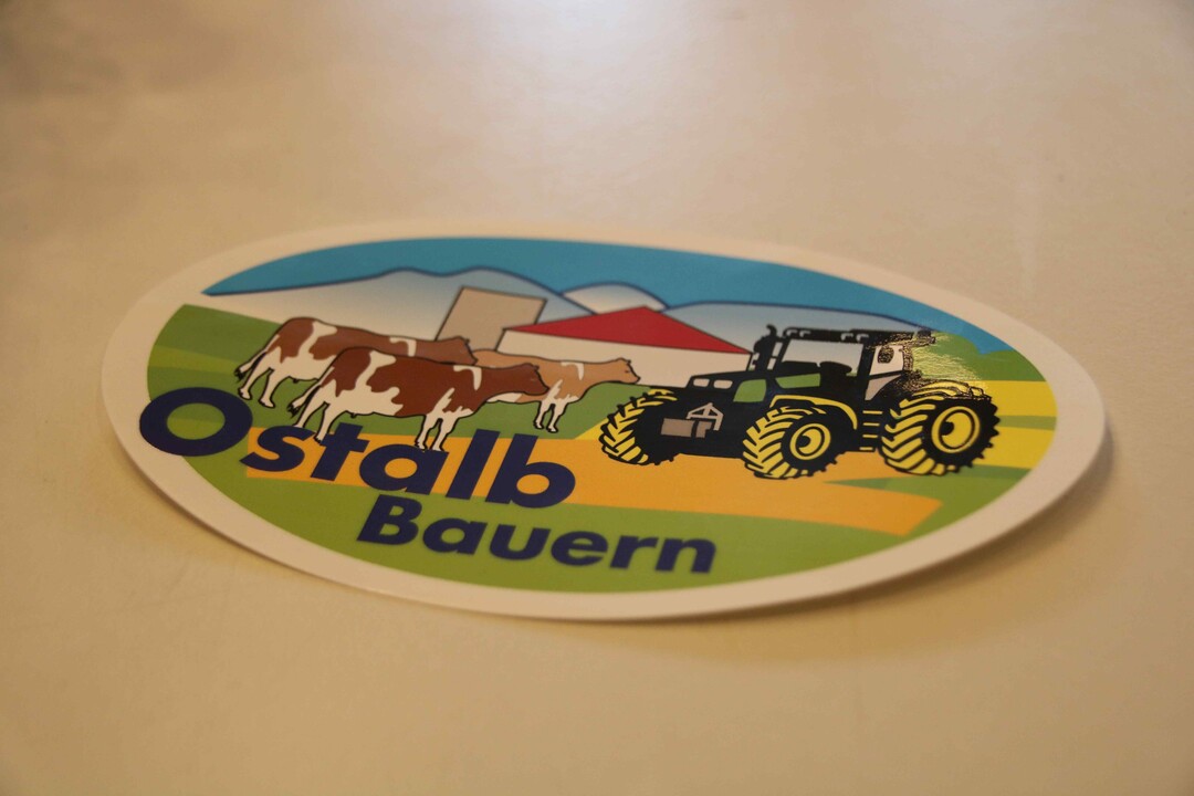 Der viel nachgefragte Aufkleber des Bauernverbands Ostalb wurde neu aufgelegt.