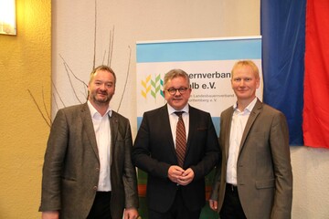 Auf dem Kalten Markt in Ellwangen konnten Johannes Strau� (l.) Gesch�ftsf�hrer des Bauernverbandes Ostalb und dessen Vorsitzender Hubert Kucher (r.) den Minister der Justiz und f�r Europa, Guido Wolf, begr��en, der die kurzfristig erkrankte Dr. Nicole Hoffmeister-Kraut, Ministerin f�r Wirtschaft, Arbeit und Wohnungsbau, vertreten hat.