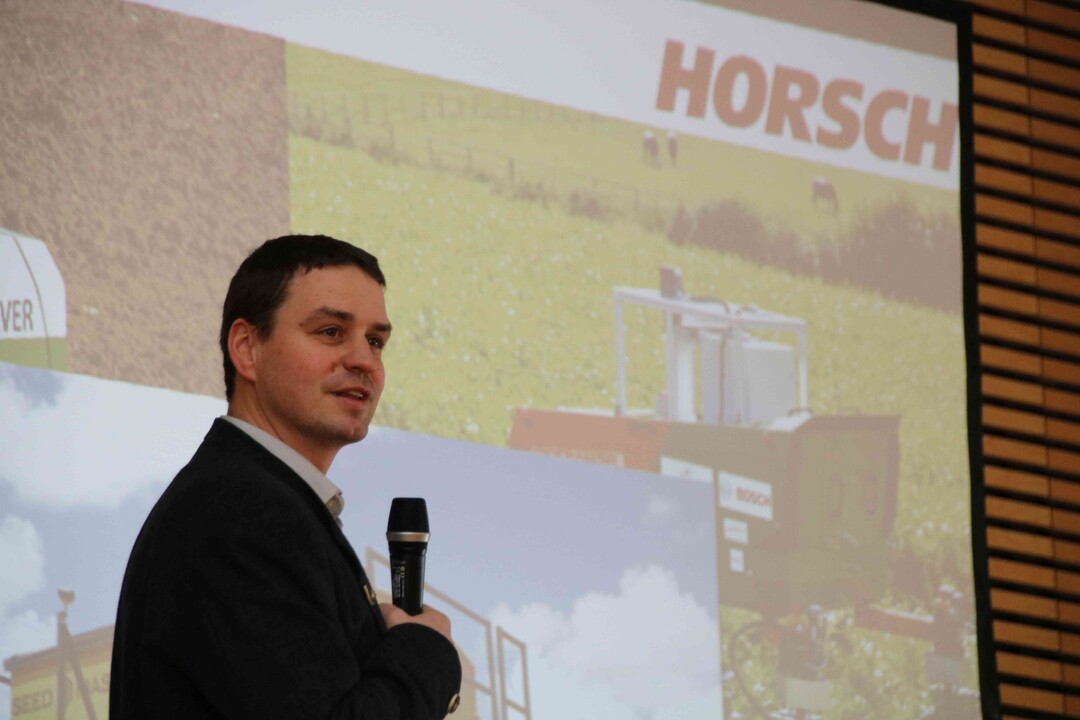 Josef Stangl, Marketingspezialist bei Horsch, referierte auf dem Kreisbauerntag zum Thema "Landwirtschaft in der �ffentlichkeit". Er zeigte dabei neue Denkans�tze auf.