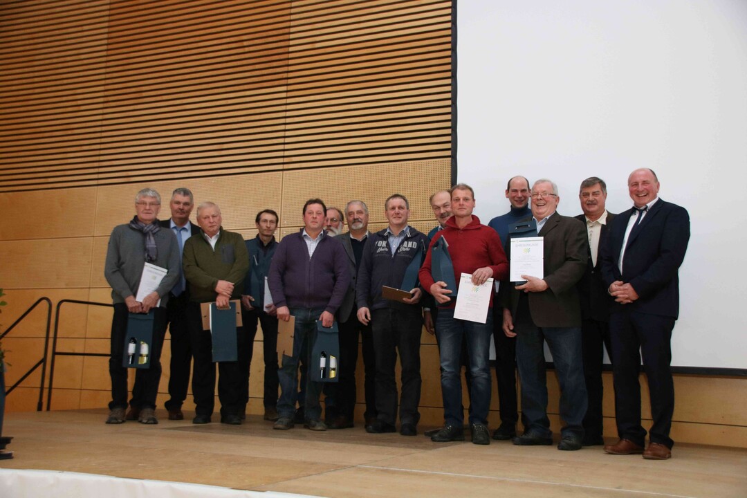 Auf dem Bauerntag des Kreisbauernverbands Ulm-Ehingen konnten der Vorsitzende Ernst Buck (r.) und sein Stellvertreter Hanns Roggenkamp (2. v. l.) zahlreiche Ortsobm�nner f�r ihr jahrelanges Engagement f�r den Berufsstand auszeichnen. F�r 20 Jahre wurden geehrt: Thomas Steeb (Blaubeuren-Seissen), Karlheinz Renz (Ulm-Eggingen) und Manfred Erthle (Ulm-Eggingen). F�r 25 Jahre im Amt wurden ausgezeichnet: Paul Braig (Allmendingen-Pfraunstetten-Niederhofen), Hubert Kurfe� (Blaustein), Martin Sauter (Blaustein-Arnegg), Georg Schmutz jun. (Dornstadt), Karl Schenzle (Ehingen-Altstreu�lingen-Briel), Johannes Huber (Ehingen-D�chingen), Roland Braig (Ehingen-Kirchbierlingen), Josef G�ggler jun. (Ehingen-Ri�tissen), Karl G�ggelmann (Ulm-Einsingen), Anton Burgmaier (Hausen am Bussen) sowie Konrad Buntz (Lonsee-Halzhausen). Auf 30 aktive Jahre als Ortsobmann k�nnen zur�ckblicken: Gerhard Bohnacker (Blaubeuren-Asch), Hans Gr�ter (Ehingen-Gamerschwang), Wilhelm Zimmermann (Griesingen), Josef H�u�ler jun. (Illerkirchberg-Unterkirchberg), Reinhold Dreher (Rechtenstein), Heinrich Kilian (Amstetten-Stubersheim) und Gerhard Honold (Bergh�len-Treffensbuch). Als Dank f�r die geleistete Arbeit im Ehrenamt erhielten die Anwesenden eine Urkunde sowie ein Weinpr�sent.