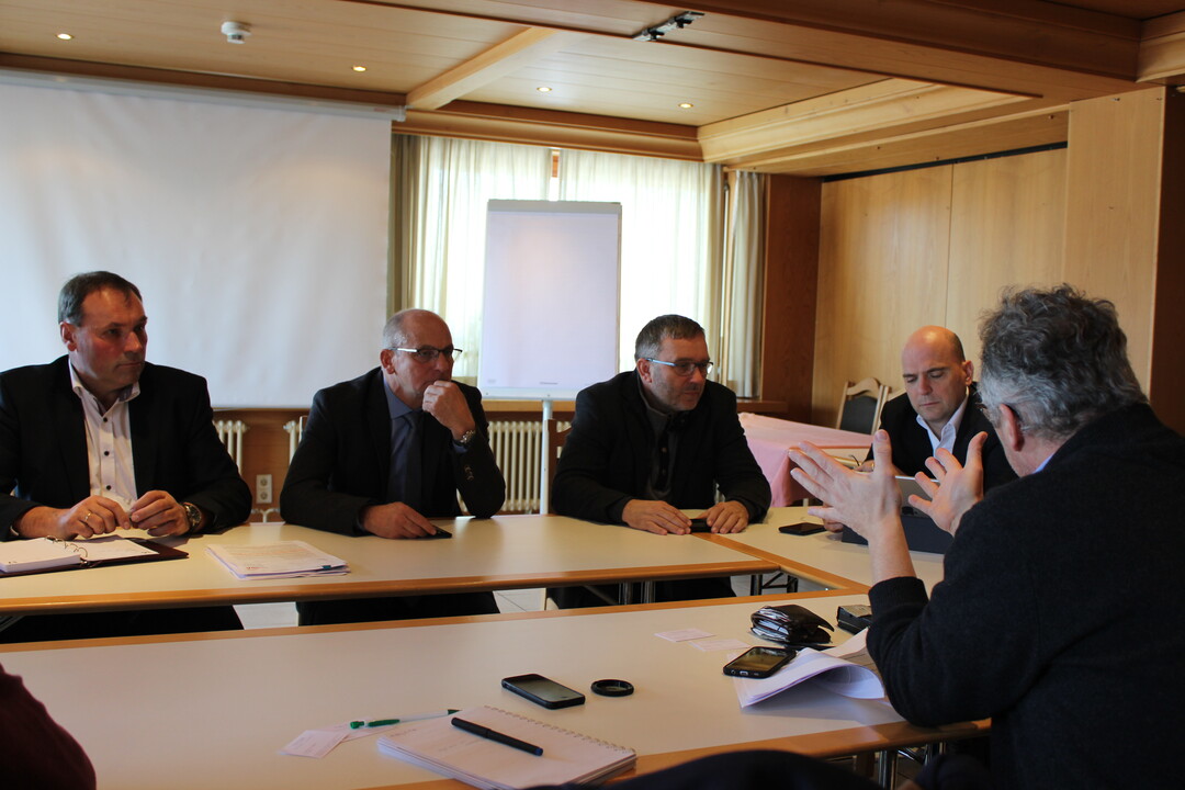 Im Anschluss an die Versammlung trafen sich Geschäftsführer Erich Härle (l.), Aufsichtsratvorsitzender Ewald Kostanzer, der stellvertretende Vorsitzende Konrad Kling (3.v.l.) sowie die OOMV Anwälte mit BWagrar und stellten sich den Fragen von Matthias Borlinghaus (r.).