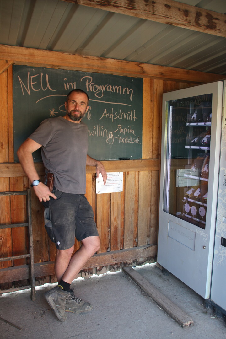 Wolf Ziebold ist stolz auf 
die Produkte aus seinen 
Schweinen. Der Verkaufsautomat erm�glichte ihm den Einstieg 
in die Direktvermarktung.  