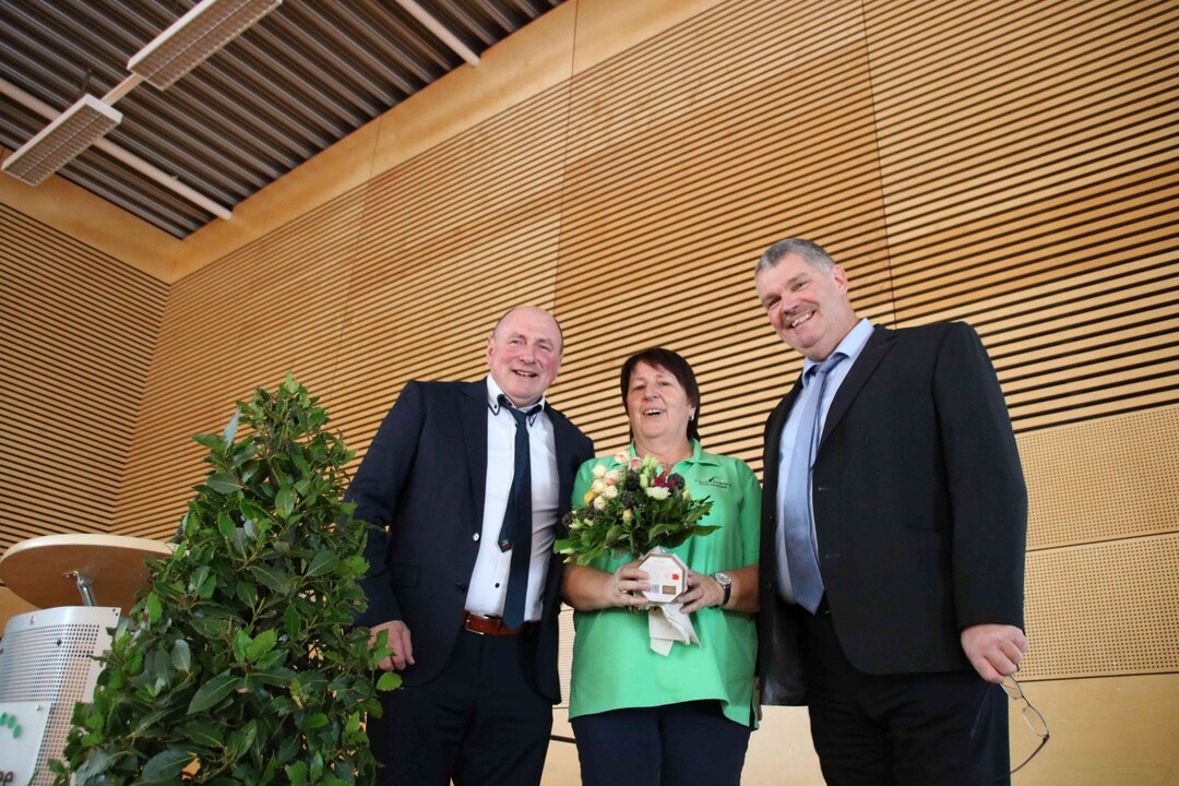 Stellvertretend f�r alle engagierten LandFrauen aus Lonsee-Ettenschie� erhielt die Vorsitzende einen Blumengru� zum Dank f�r die geleistete Arbeit.