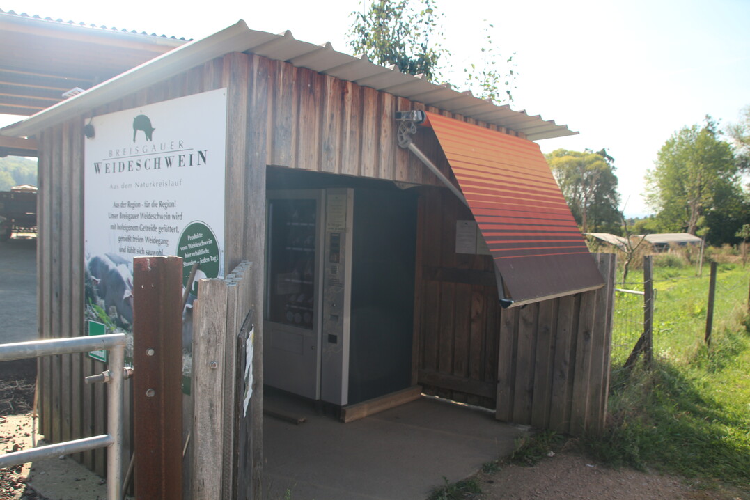 Die H�tte mit dem Verkaufsautomaten steht direkt an der Stra�e.  