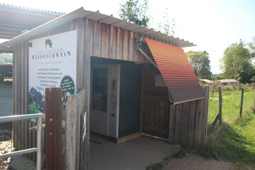 Die H�tte mit dem Verkaufsautomaten steht direkt an der Stra�e. 