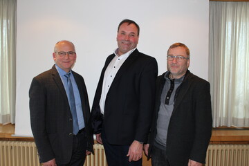 Aufsichtsratsvorsitzender Ewald Kostanzer (l.), Gesch�ftsf�hrer Erich H�rle und der stellvertretende Aufsichtsratvorsitzende Konrad Kling (r.) zogen ein positives Fazit aus der Gesellschafterversammlung am 16.Januar. Durch die Auseinandersetzung mit der Lactalis, sei die Gemeinschaft der Omira-Bauern noch mehr zusammengeschwei�t.