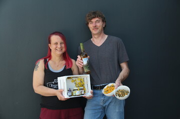 Stolz pr�sentieren Daniela Nowak
 und Stephan Weidtmann ihre 
veganen Produkte: Wonig und Met. Getrocknete L�wenzahn- 
und Ringelblumenbl�ten geh�ren zu den Zutaten. 