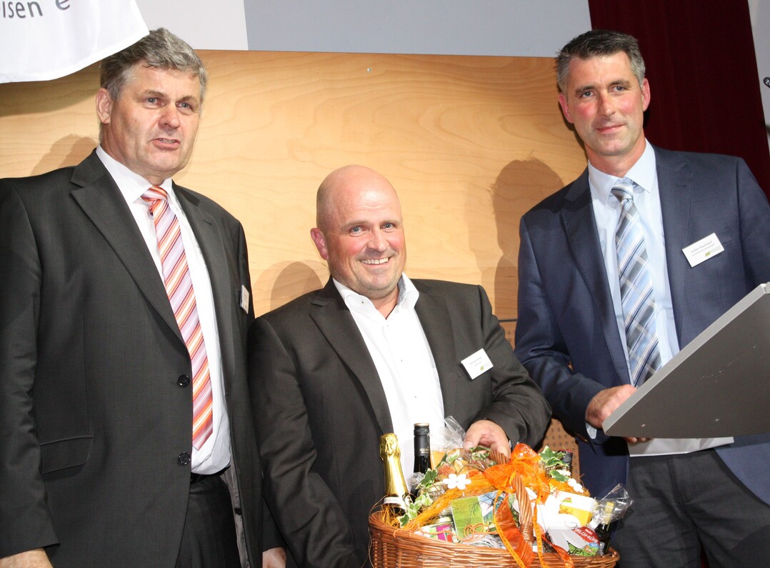 F�r seine 15-j�hrige T�tigkeit im Aufsichtsrat der BAG Hohenlohe wurde Michael Reber vom Aufsichtsratsvorsitzenden Volker Baumann (r.) gew�rdigt. Er �berreichte ihm zusammen mit Ulrich K�hnle (l.) einen Geschenkkorb und Blumenstrau�.