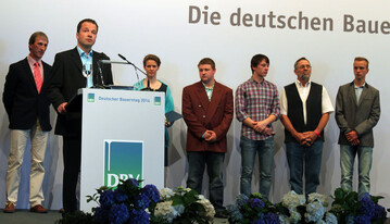 Betriebsleiter Tobias Jung stellt Betrieb und Mitarbeiter vor.