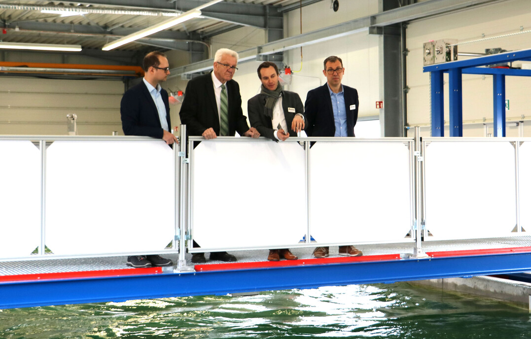 Im Testzentrum k�nnen s�mtliche Pumpen und R�hrwerke in einem Tauchbecken auf Ihre Leistungsf�higkeit �berpr�ft werden.