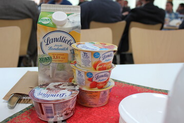 Nicht mal ein Jahr nach der �bernahme will die Unternehmensgruppe Theo M�ller (UTM) das traditionsreiche Werk in Heilbronn, in dem seit vielen Jahren die Jogurts und Dessert der Marke Landliebe hergestellt werden, schlie�en. Auch das Werk in Schefflenz soll bis Sommer 2026 schrittweise stillgelegt werden.