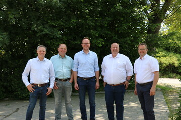 (v. l.) Martin Linser, BLHV; Georg Leuter, Hofglück-Landwirt; Christian Danner, Ortenauer Weinkeller; Jürgen Mäder, EDEKA Südwest; Jürgen Maurer, LBV