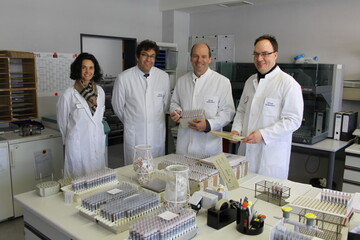 Blut- und Milchprobenuntersuchung auf Rinder-Herpesvirus (v. l.): Laborleiterin Dr. Karla Schneider, B�rgermeister Matthias Burth, Martin Hahn, MdL und Amtsleiter Dr. Thomas Miller in der Probenannahme.