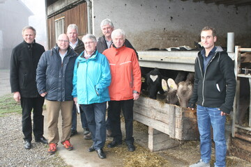 Beim Pressetermin im KBV Biberach-Sigmaringen: (v. l.) Kreisobmann Gerhard Glaser, Gesch�ftsf�hrer Niklas Kreeb, die stellvertretenden Kreisobm�nner Karl Endriss, Heinz Scheffold und Hubert Hopp sowie Landfrauenvorsitzende Elfriede Elser mit Gastgeber und Junglandwirt des Jahres Matthias Heckenberger.