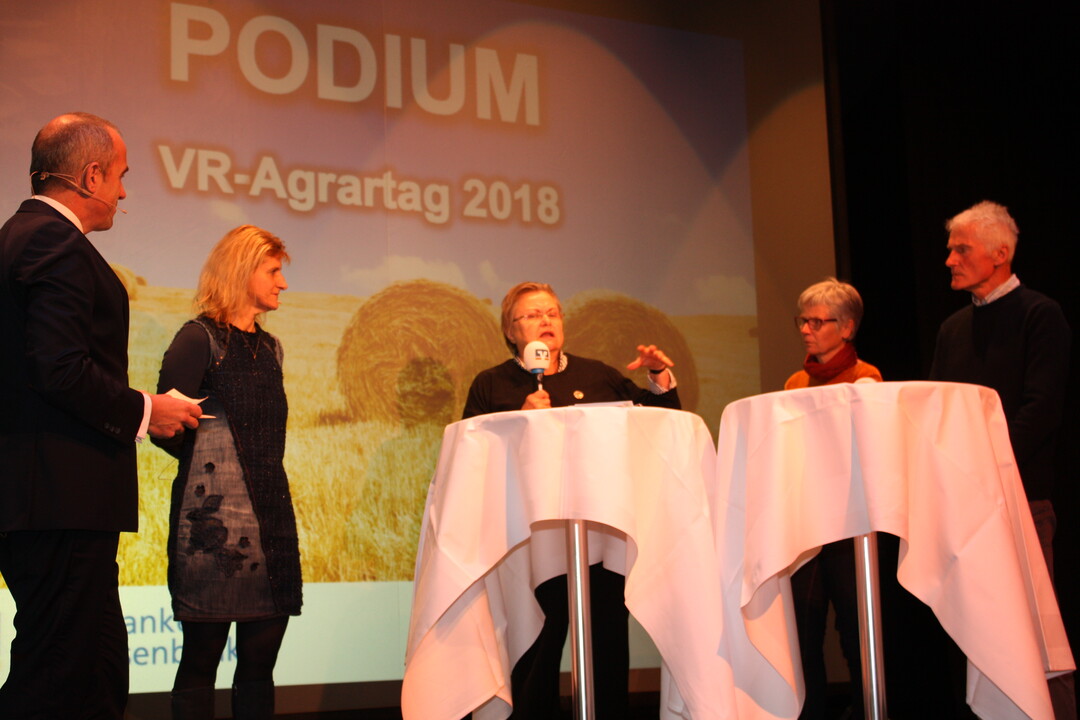Fragen der Tagungsteilnehmer beantworteten in der Podiumsdiskussion unter Leitung des Moderators Oliver Knab die Referenten v. l.: Martina Grill, Dr. Silvia Riehl und das Ehepaar Marlise und Alfons Notz.
