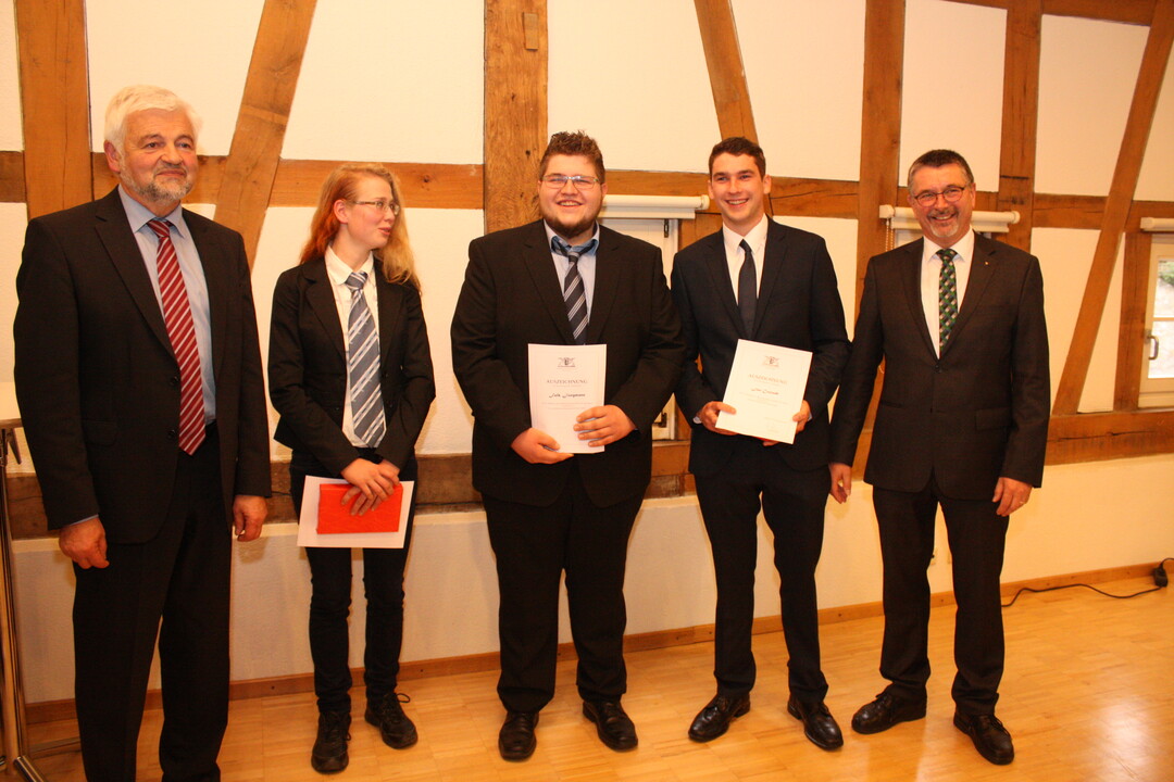 Urkunde und Buchpreis �berreichte v. l. Regierungspr�sident Wolfgang Reimer den Jahrgangsbesten Maria Magdalena Gruber, Falk Jungmann und Jan Conradt zusammen mit Dr. Kurt Mezger.