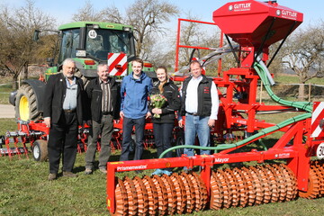 Preis�bergabe an die gl�cklichen Gewinner des Weihnachtspreisausschreibens (v.l.): Firmenchef Hans G�ttler, Hans Georg Hirning, Sohn Christoph, Tochter Sarah und Werksvertreter Andreas H�nscher.