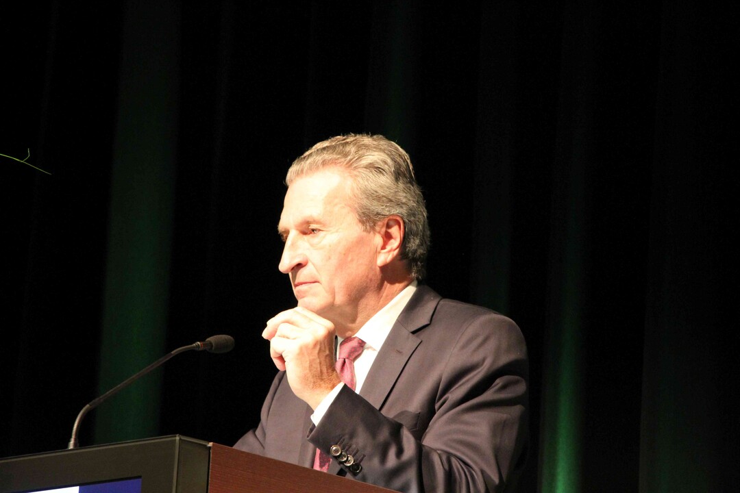 Trotz gut gef�lltem Terminkalender ist EU-Kommissar G�nther Oettinger zur Bauernkundgebung nach Sigmaringen gekommen. Er berichtete von den aktuellen Themen der Br�sseler Beh�rden.