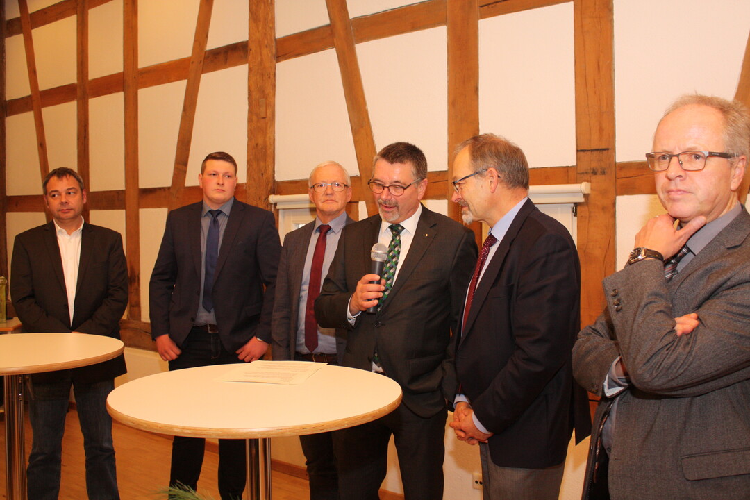 Talkrunde mit v. l. Wilfried H�fele, Gesch�ftsf�hrer des Evangelischen Bauernwerks W�rttemberg, Meisterabsolvent Axel Eberhardt, dem ehemaligen Backnanger Amtsleiter Georg Enssle, Moderator Dr. Kurt Mezger, Bauernverbandsvizepr�sident Klaus Mugele und dem Kupferzeller B�rgermeister Joachim Schaaf.
