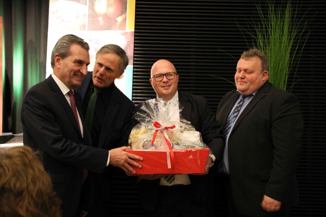 Damit er in Br�ssel seine Wurzeln nicht vergisst, wurde an G�nther Oettinge von Gerhard Glaser, Niklas Kleep und Stefan K�ppeler ein Spezialit�tenkorb �bergeben.