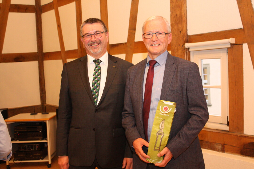 F�r sein jahrzehntelanges Engagement in der Ausbildung bedankte sich Abteilungspr�sident Dr. Kurt Mezger bei Georg Enssle (r.).
