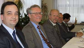 Wie sch�tzt man Schafe am besten vor W�lfen? Dar�ber diskutierten auf der Versammlung des Landesschafzuchtverbandes Dr. Wilhelm Pflanz vom Stuttgarter MLR, Zuchtleiter Dr. Johann-Georg Wenzler, der LSV-Vorsitzende Alfons Gimber, sein Stellvertreter Dr. Hubertus Both und Dr. Andre Baumann vom NABU Baden-W�rttemberg.