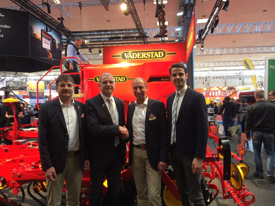 Von links: Wolfgang Flurer, Gebietsverkaufsleiter Väderstad, Seniorchef Karl Bach, Rasso Schatz, Verkaufsleiter Deutschland von Väderstad sowie Juniorchef Julian Bach.