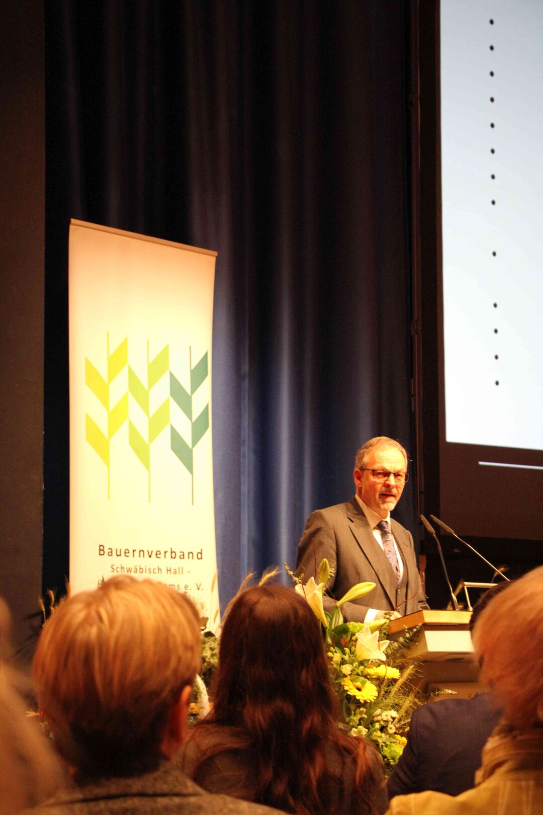 Klaus Mugele tritt zum letzten Mal als Vorsitzender des Bauernverbands Schwäbisch Hall-Hohenlohe-Rems vor die anwesenden Landwirte.