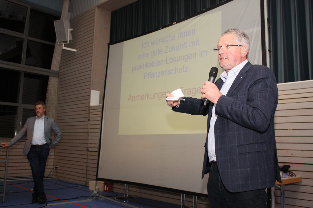 Die Diskussionsrunde leitete der stellvertretende Vorsitzende und Wahlkreisabgeordnete im Bundestag Alois Gerig. Links Dr. Andreas Maier, seit 20 Jahren Sachgebietsleiter f�r Pflanzenbau und Pflanzenschutz am Regierungspr�sidium Karlsruhe.