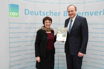 Die Präsidentin des Umweltbundesamtes, Maria Krautzberger, erhält von DBV-Präsident Joachim Rukwied den Situationsbericht Boden des Bauernverbandes
