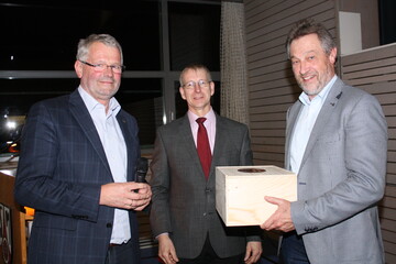 Bei Dr. Andreas Maier (r.) bedanken sich (v. l.) Alois Gerig und Albert Gramling mit einer Odenw�lder Schlemmerkiste.