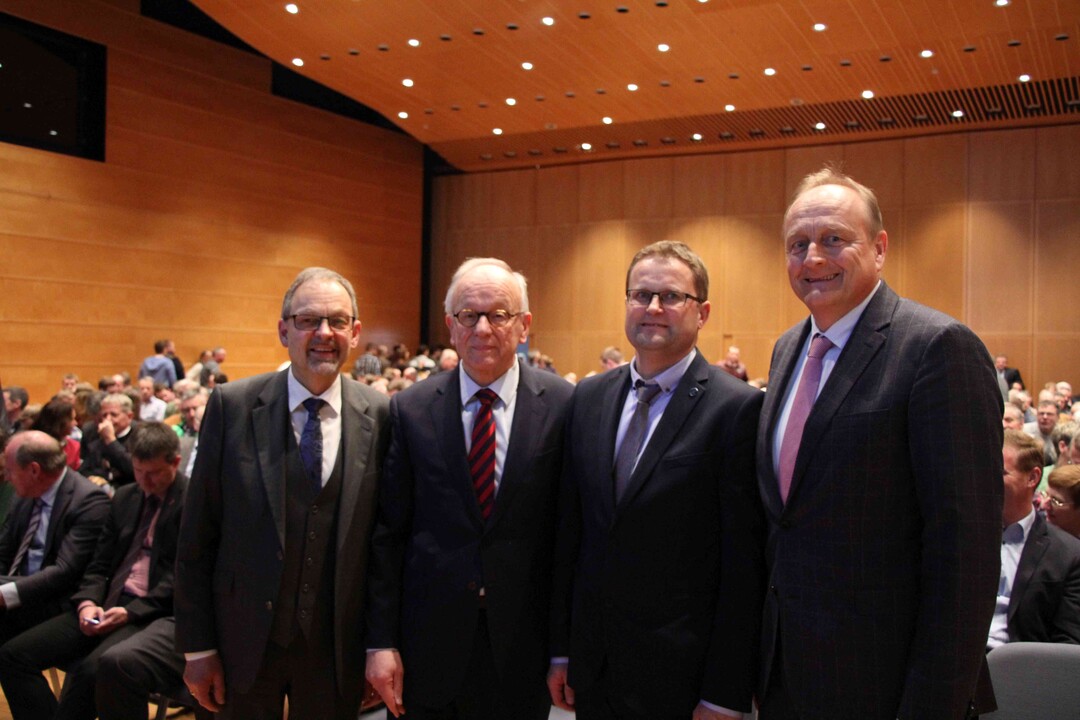 Der Bauernverband Schwäbisch Hall-Hohenlohe-Rems geht mit vielen neuen Impulsen seinen Weg in die Zukunft. Dazu beigetragen haben beim Bauerntag in Öhringen (v. l.) Klaus Mugele, Hermann Onko Aeikens, Jürgen Maurer und Joachim
Rukwied