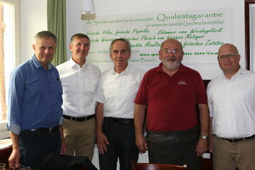Engagement f�r heimische Milch (v.l.): LBV-Vizepr�sident und Biberacher Kreisvorsitzender Gerhard Glaser, von den Milchwerken Schwaben Gesch�ftsf�hrer Karl Laible und Vorstandsvorsitzender Anton K�berle, Gastwirt Manfred und Kreisgesch�ftsf�hrer Niklas Kr