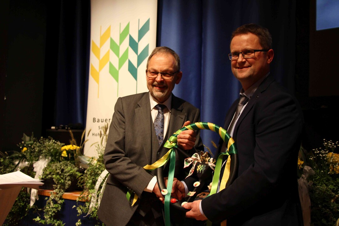 Keinen Staffelstab, sondern ein Schlepperlenkrad übergab Klaus Mugele (l.) an den neuen Vorsitzenden Jürgen Maurer, der künftig den Bauernverband Schwäbisch Hall-Hohenlohe-Rems steuert.