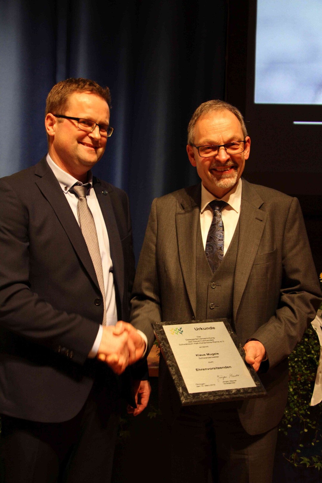 Klaus Mugele wird zum Ehrenvorsitzenden des Bauernverbands Schwäbisch Hall-Hohenlohe-Rems ernannt. Er war 30 Jahre im Verband ehrenamtlich tätig.