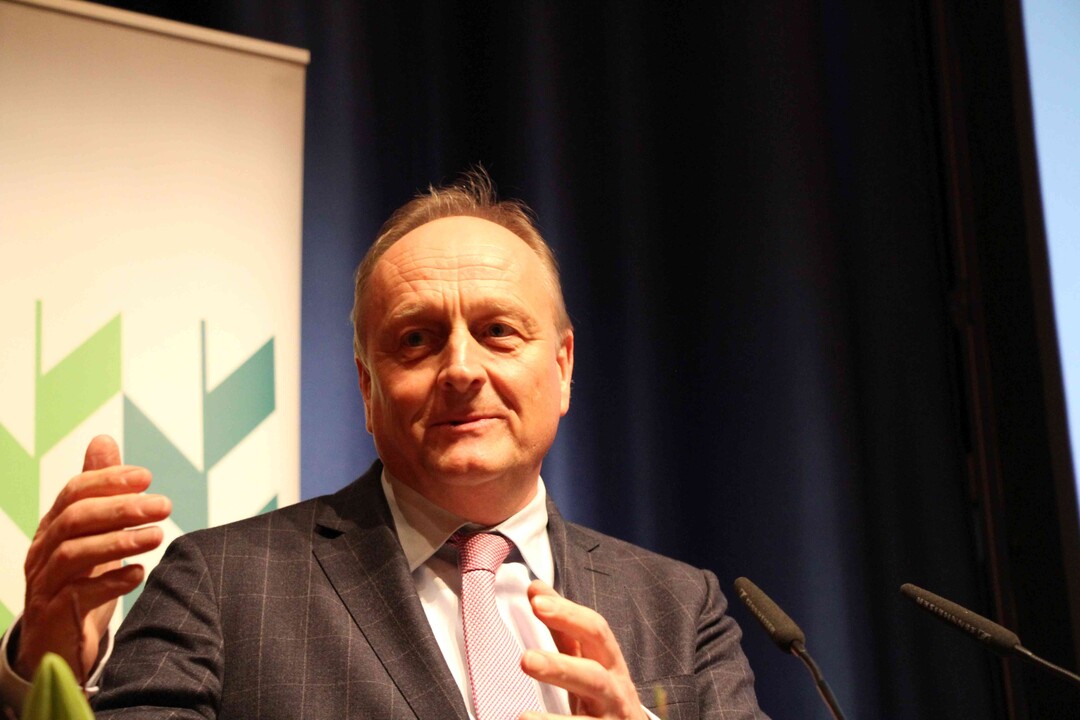 Joachim Rukwied bedankt sich bei Klaus Mugele im Namen des Landesbauernverbandes für den jahrzehntelangen Einsatz als Vorsitzender auf Kreisebene.