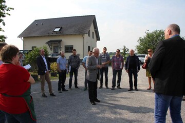 Vorsitzender Werner Kunz (Mitte) begr��t die Abgeordneten auf dem Meierhof von Petra und Thomas Meier in Stutensee-Staffort.