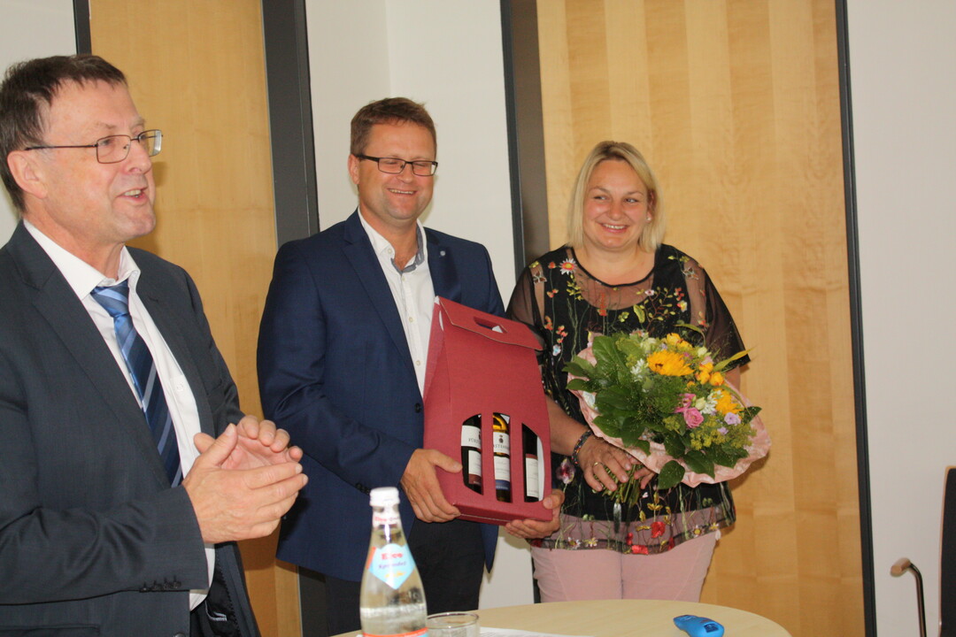 Horst Wenk vom Landesbauernverband in Baden-W�rttemberg, �berbringt den Initiatoren der Fachveranstaltung, dem Betriebsleiter-Ehepaar Maurer, die Gl�ckw�nsche des Landesbauernverbandes.